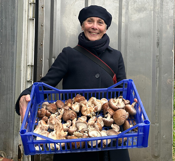 Tamara 埃文斯 shows off her mushroom haul