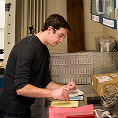 一个工程系的学生在SEAS实验室工作