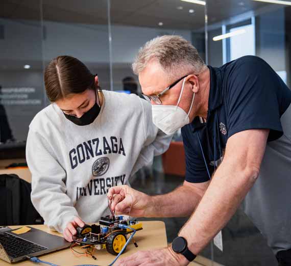 Kirk Reinkens helps a first-year engineering student in the Bollier Innovation Studio.