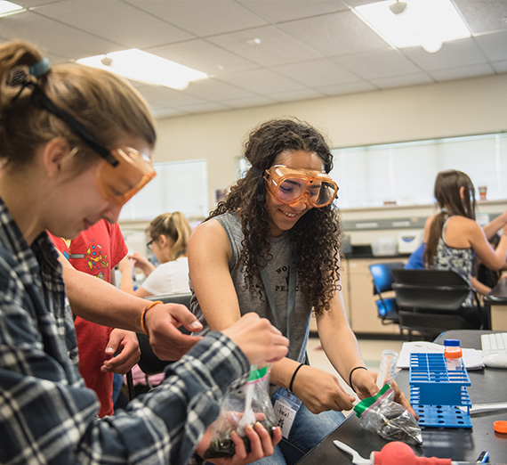 高中三年级和四年级学生参加冈萨加的Na-ha-Shnee暑期学院, 生物系内为期3天的噬菌体实验室