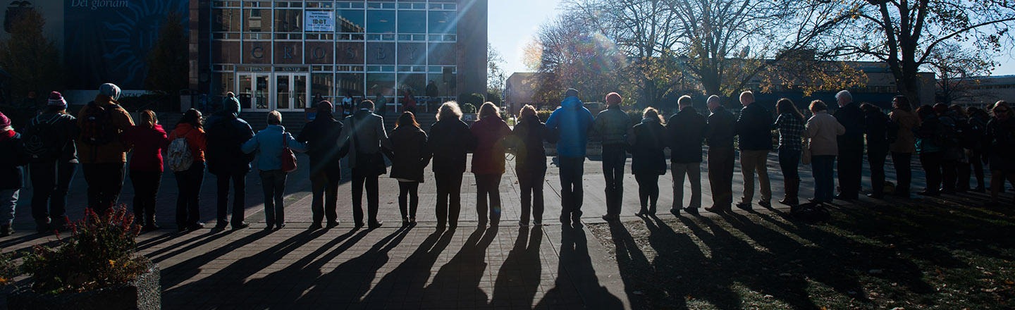 学生和教师聚集在克罗斯比中心外的墙边，纪念国际宽容日.