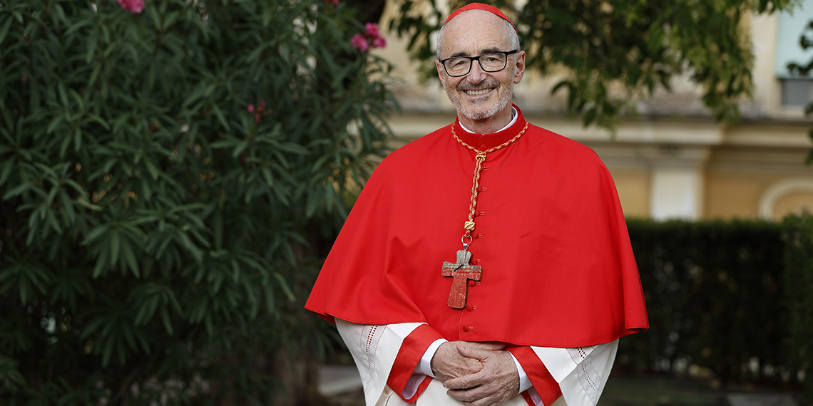 红衣主教迈克尔·切尔尼.J.摄于罗马. 