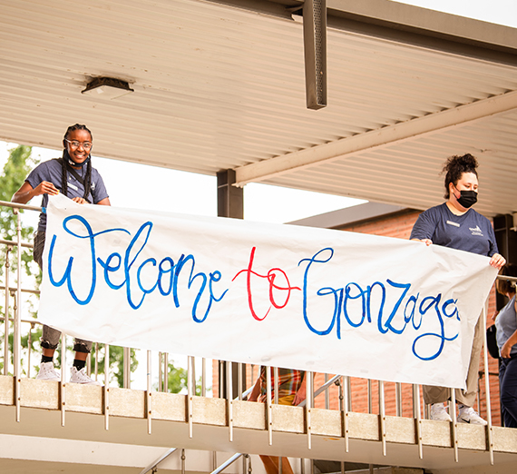 在2021年迎新和入住期间，两名学生领袖在学生宿舍外悬挂了“欢迎来到冈萨加”的横幅.