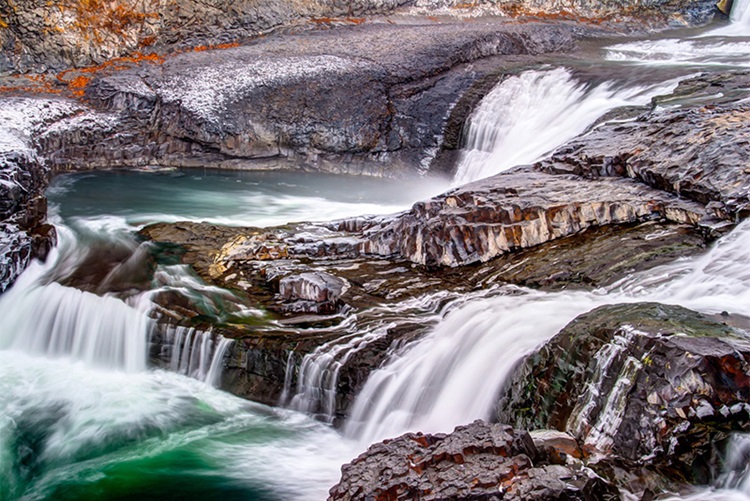 Water flowing over rocks in the Spokane River