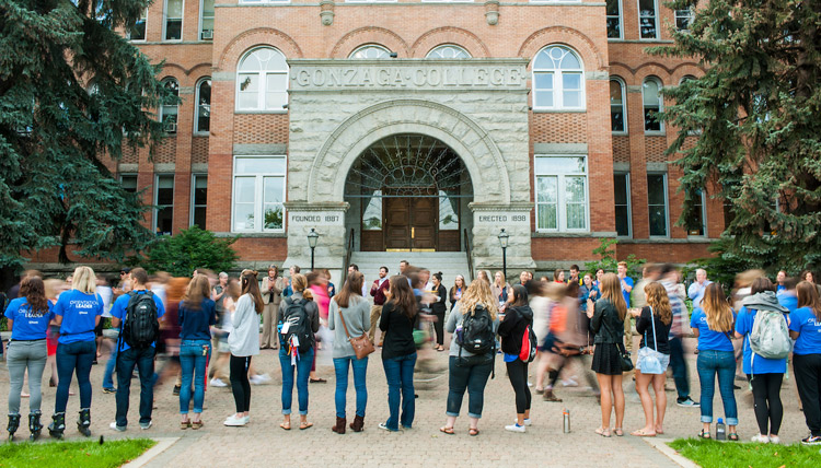 Students, Faculty and Staff welcome new students at Gonzaga's Welcome Walk