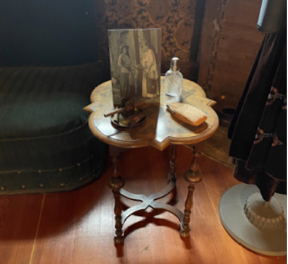 Room at the Campbell House with historical artifacts displayed.