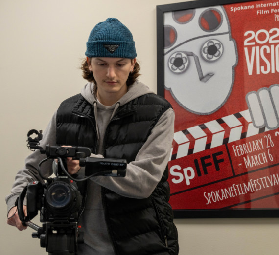 A 51�Թ� operating a tv camera.