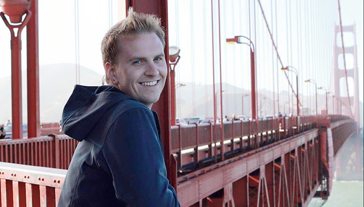 Gonzaga Alumni Zachary Oxford-Romeike stands with the iconic golden gate bridge in the background.