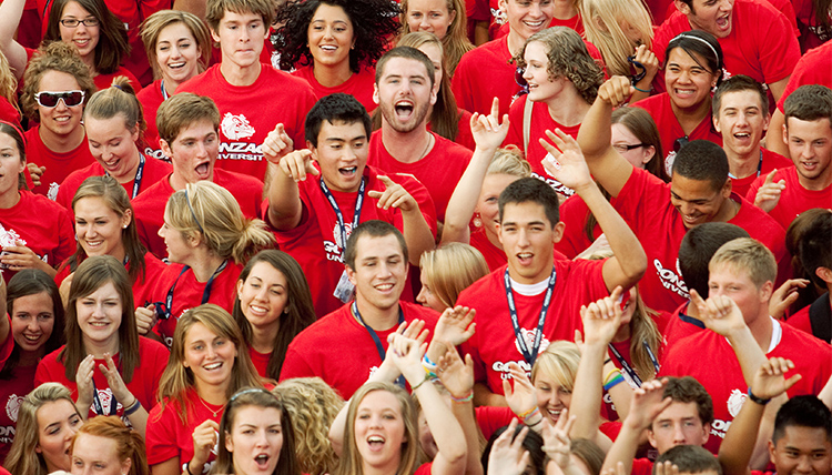 A crowd of new Gonzaga students wear matching t-shirts at Fall Orientation