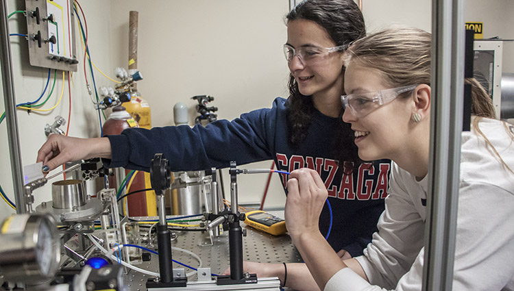 Mechanical Engineering students work in a lab