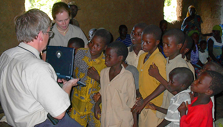 Silliman shows laptop to Benin children