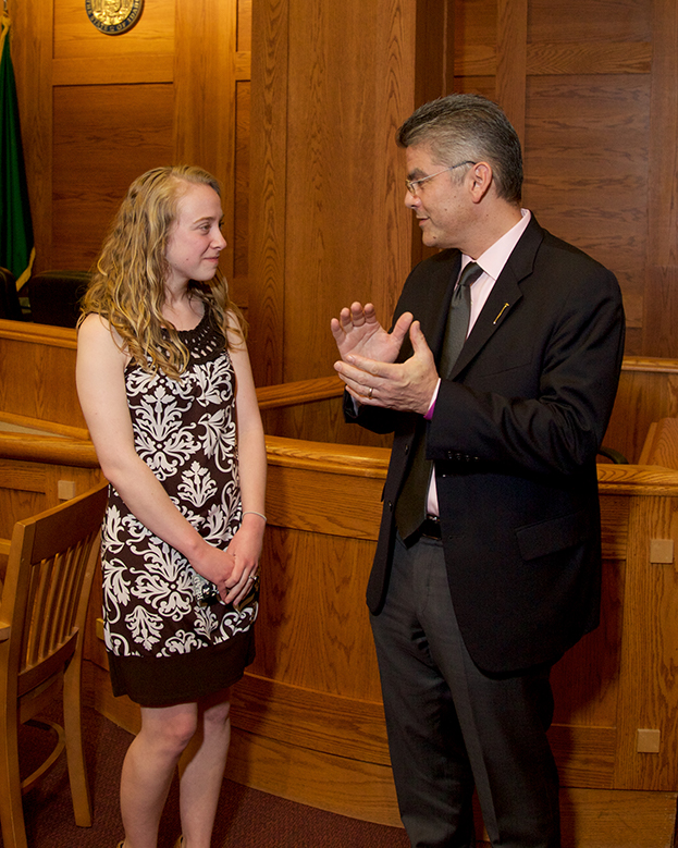 Justice Steven González speaking with a Gonzaga Law student