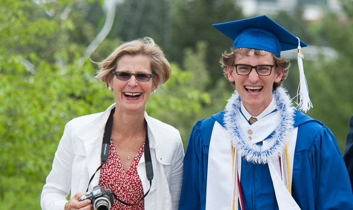 parents with graduate 