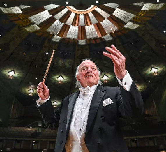 Portrait of Peter Rivera conducting athte Fox Theater taken by Dan Pelle for the Spokesman Review.