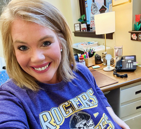 School Psychology 51�Թ� Lauren poses in her Rogers spirit shirt