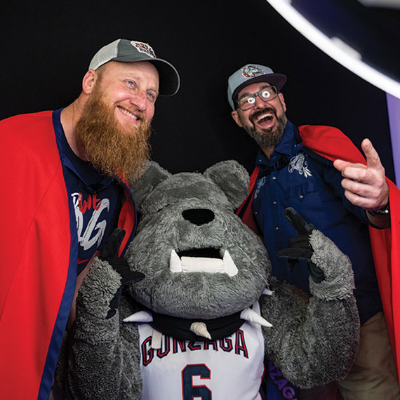 Gonzaga basketball fans pose with Spike at an alumni and friends event.