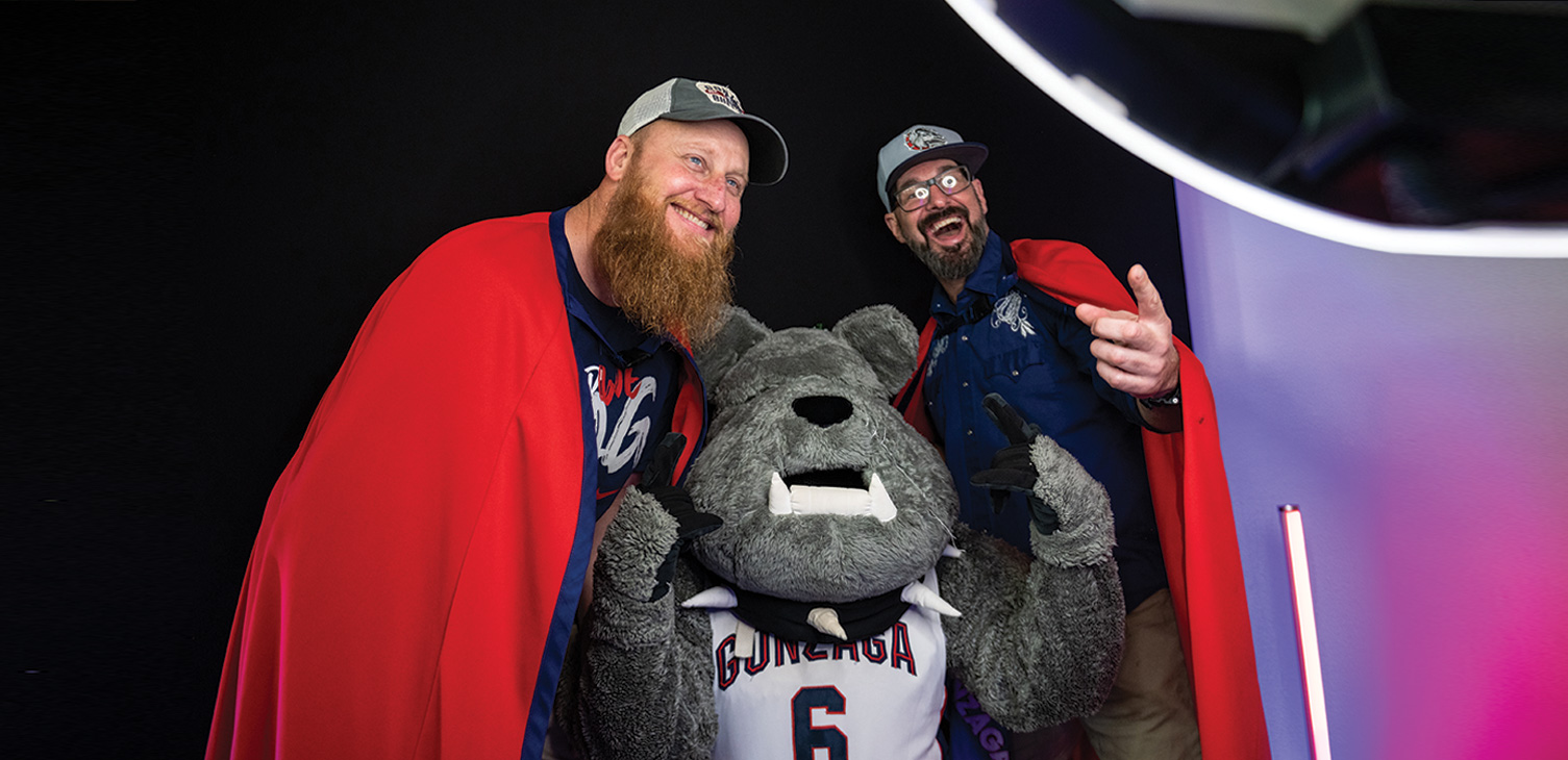 Zags pose for a photo with Spike at an alumni event.