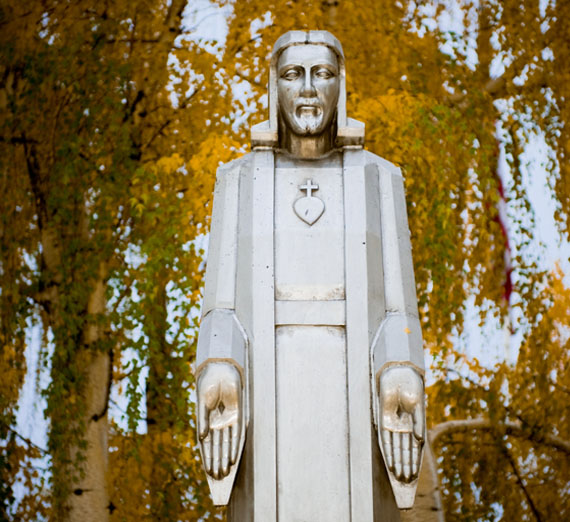 statue of aluminum jesus 