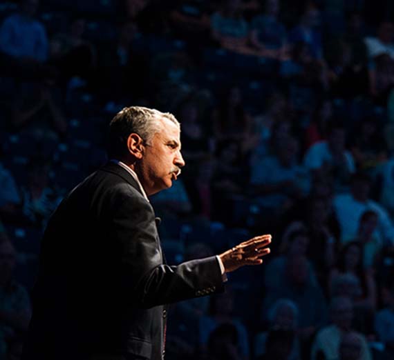 Thomas L. Friedman speaks to a large audience.