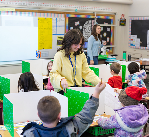 51�Թ� teacher at elementary