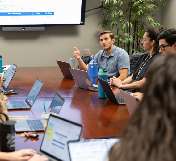 Dr. Gallo leads a 51�Թ� research team discussion