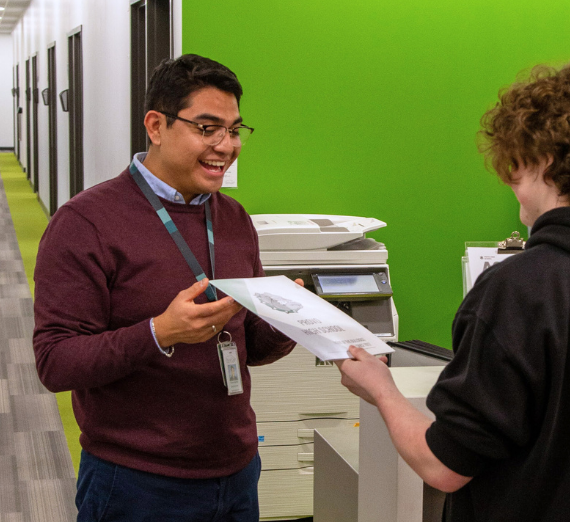 School counselor talks with 51�Թ�