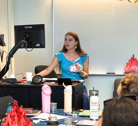 A 51�Թ� leads an orientation session