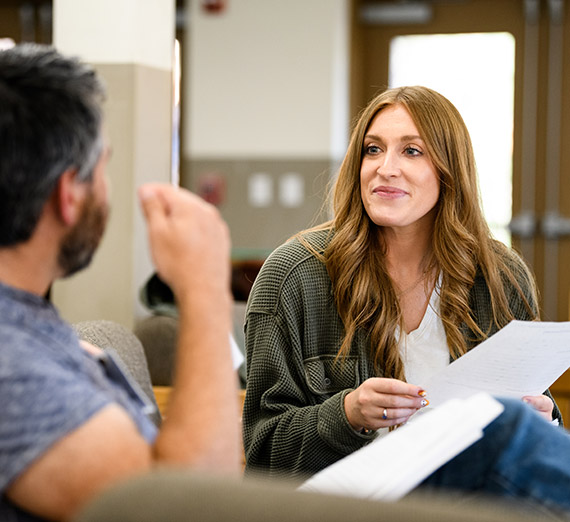 Two 51�Թ�s enrolled in a Gonzaga certificate program have a discussion.