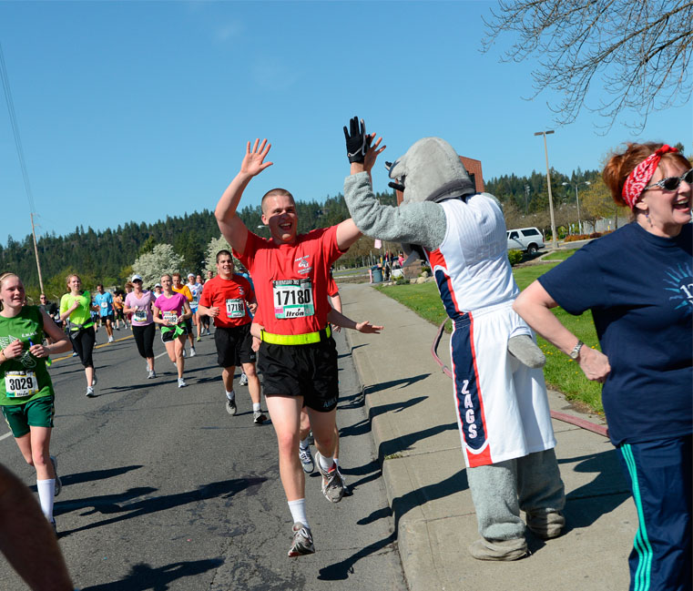 Student high fiving spike the bulldog at Bloomsday run 