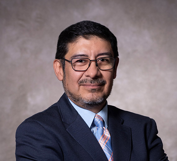 Alejandro olayo-Mendez headshot with grey background 