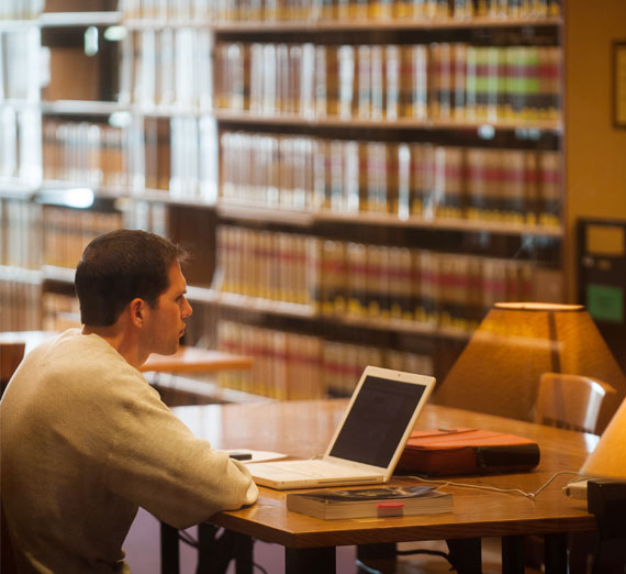 Student studying in library 