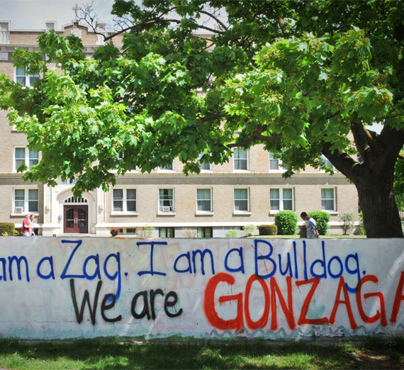 sign on campus that says 'i am a zag. i am a bulldog. we are gonzaga.'