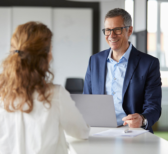 A woman and man discuss cannabis risk and compliance.