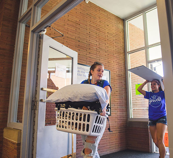 Class of 2021 students move into dorms and participate in orientation weekend.
