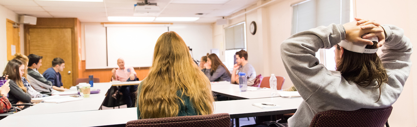 A visiting author lectures to a class of English 51�Թ�s.