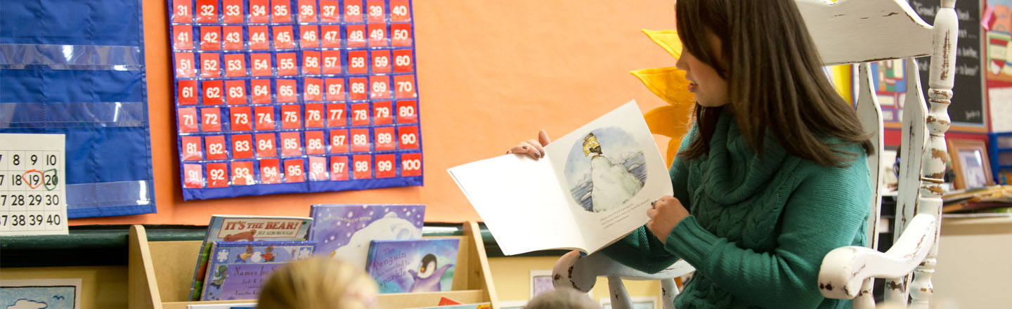 student teacher reading to students 