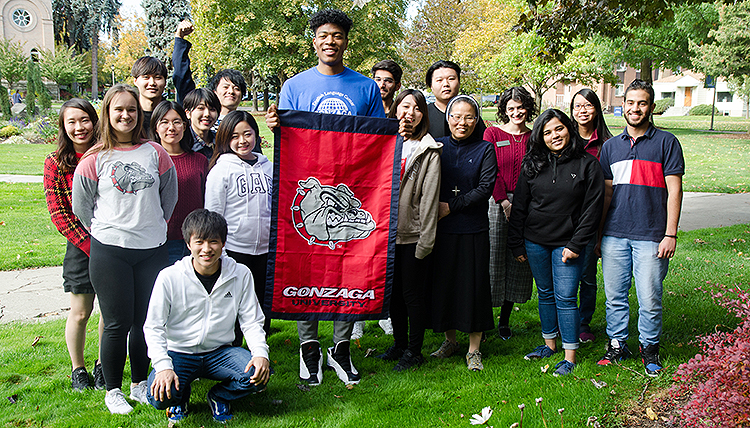 Rui Hachimura with fellow international 51�Թ�s learning English.  (Photo courtesy Jose Angel)
