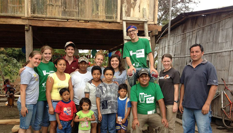 group of Ecuadorian residents with Gonzaga staff member Darcy Phillips