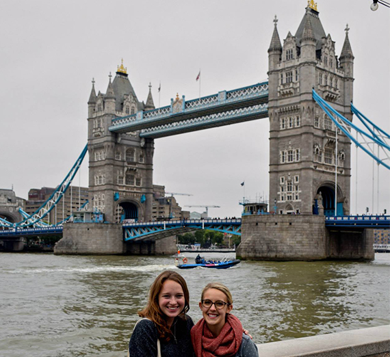 Gonzaga students pose in front of the London Bridge