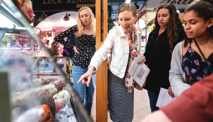 Gonzaga students at market in Florence