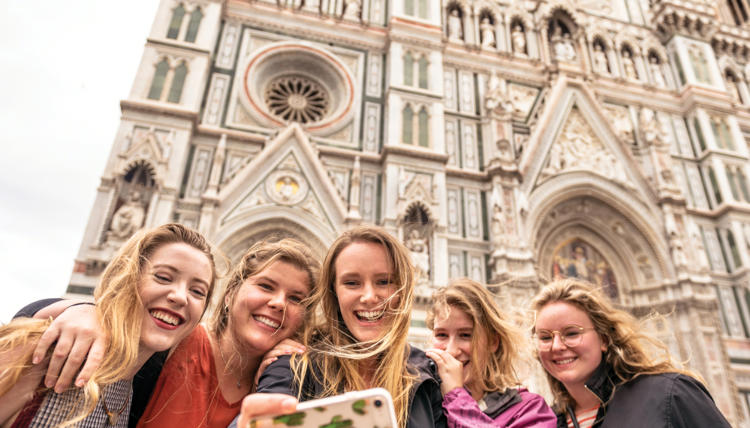 Gonzaga students taking selfie together in Florence