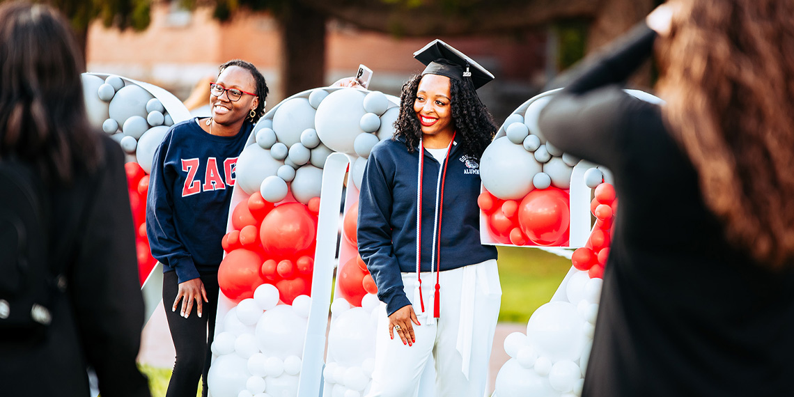 Gonzaga graduate takes photo with mother in front of 2022 balloons