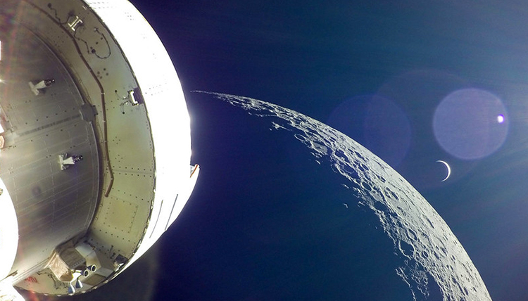 Orion spacecraft sees the earthrise