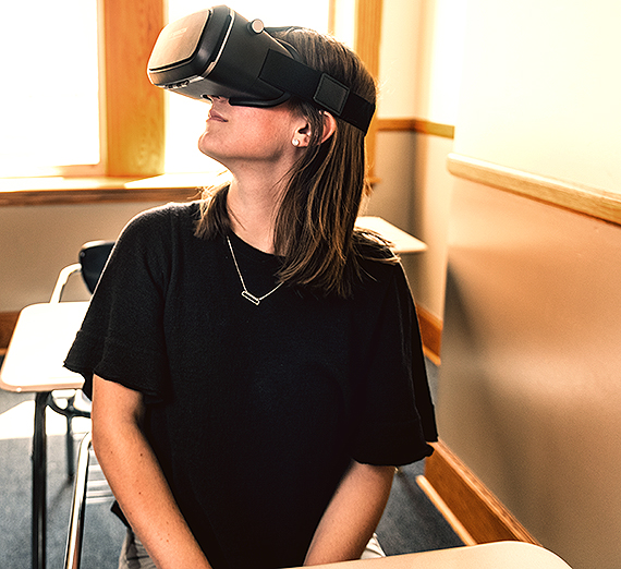 A student uses virtual reality glasses. (GU photo by Zack Berlat)