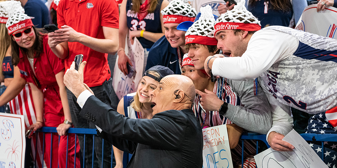 ESPN Commentator Seth Greenberg takes a selfie with Kennel students