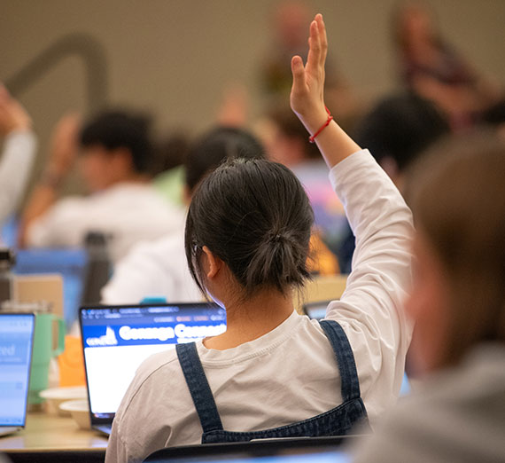 A student is raising her hand during the GELAB Orientation.
