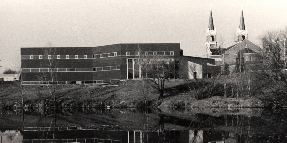 Black and white picture ofJepson Center retrieved from GU Archives (1987)