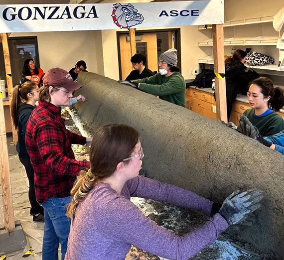 Gonzaga ASCE spreads cement on canoe form
