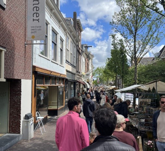 Students explore the Delft Antiekmarket 