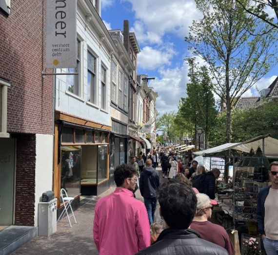 Students explore the Delft Antiekmarket